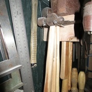 Equerres. Maillet et marteaux