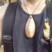 Pendentif de l'autre.