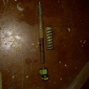 Le système de ressort et sa tige filetée démontés avant nettoyage et remontage