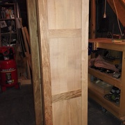 face gauche du meuble (droite quand on le regarde)