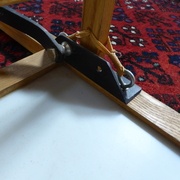 l'ancrage de la ligne de trait se fait au niveau de l'olive de l'axe du frein, faut ça sinon vous risquez de couper le traîneau en 2 !