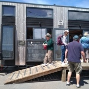Sur la façade avant un chauffage à air solaire (milieu) et un panneau solaire thermique qui alimente le chauffe eau (à gauche)