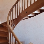 le limon et la main-courante présentent un jarret