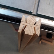 La pièce finie, il n'y a plus qu'à détacher les parcloses en revenant à la scie