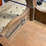 le mécanisme de rallonge : le côté de la table permet le coulissement d'une rallonge qui elle même coulisse le lo ng du coté du tiroir