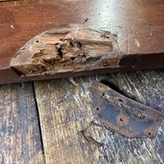 Des arrachements, réparation en tôle mal positionnée.