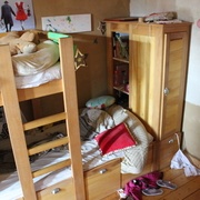 Là aussi, les étagères sont bien occupées.