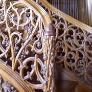 rampe en bois massif sculptée