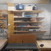 étagère avec fraises, protections de défonceuse + accessoires pour combiné