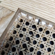 Mise en place d'agrafe et un peu de colle blanche pour aider le maintien du cannage. Lorsque ça sèche, ça se tend assez fort (ça à légèrement plié mes montants...)