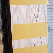 je mets côte à côte la planchette décorée qui donnera l'avant et les côtés, et celle qui donnera l'arrière