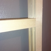 la rainure du haut, de 4.5mm pour y glisser par le haut le verre de 4mm, et les deux rainures du bas pour placer les panneaux de CTP