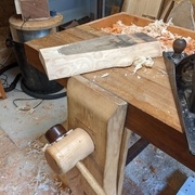 Mâchoire de la presse modifiée : cuir, chanfrein et collier de tête de vis incrusté