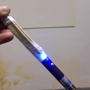 le pointeur laser avec sa petite LED bleue pour attirer les visiteurs