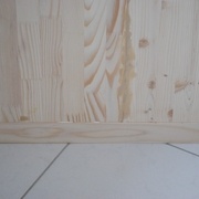 Le renfort en bas du panneau qui viendra s'enficher dans les pieds