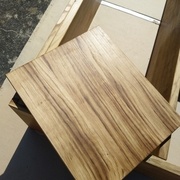 Un montant intermédiaire avec l'huile de tung, le veinage ressort bien