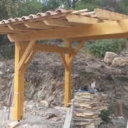 Les jambes de force stabilisent le coté opposé au mur d'agglos