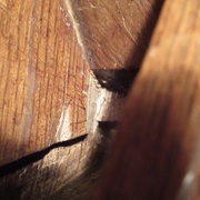 Ajustement des oreilles pour l'évacuation correcte des copeaux (pile au centre de la photo)