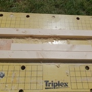 Butée à gauche, 2 tasseaux pour stabiliser la défonceuse