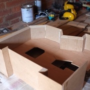 Le fond stabilise bien les bords, la rigidité de l'ensemble permet un montage assez facile.