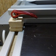 Installé sur le rail, l'excentrique vient verouiller la partie mobile. Et ca tient très très bien.