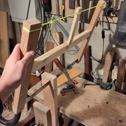 Pour couper dans le sens des fibres, j'ai utilisé ma scie à cadre. Elle est loin d'etre parfaite mais ça marche bien.