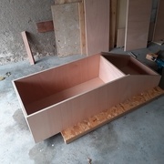 Tiroir supérieur : le fond tronqué n'est pas utilisé et sert uniquement de portée pour la partie avant à sortie faussement totale.