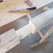 Assemblage des poteaux à la sablière