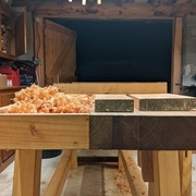 Ce vieux frêne orange fait des jolis copeaux (mais il est encore chouïa gauche)