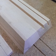 Usinage des flancs de tiroir : on voit la gorge de la glissière et le premier coup de scie pour dégager un bouvetage pour coller le fond.