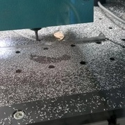 La CN en action , fraise 4 mm 3 tranchants, 4000 tr/min, avance 2,5 mm/s et plongée 1mm/s