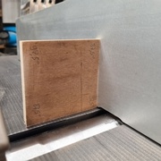 Fausse équerre à 92.5° utilisée pour incliner correctement le guide