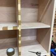 collage de chants plats sur les panneaux intérieurs