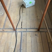 Parquet chêne avec seuil en laiton pour masquer les écarts entre les lames