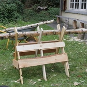 Nous avons renforcé le banc de sciage en cours de journée pour augmenter sa stabilité.