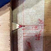 Repères pour caler l'avancement du montage d'usinage sur la table en fonction de la partie à fraiser