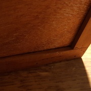 Dessous de la boîte avec le fond dans la rainure (rainure de 6mm pour un CP de 5mm)