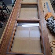 Pose d'un joint plat sur l'ouvrant avant le vitrage ajouté