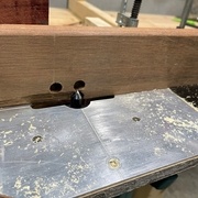 Pose sur la défonceuse, fraise à fleur du trou  et dégagée sur l’avant