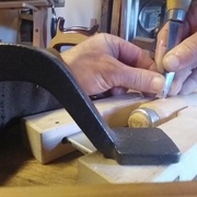 Le pouce aussi peut aider suivant la position.