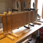 Placage des chants sur un panneau de 1300 x 300 mm