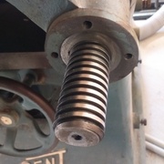 La vis de réglage de la table... Comme neuve.