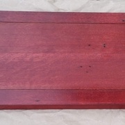 dessous plateau avec rainure. Le plateau s'encastre dans le haut du panneau du côté