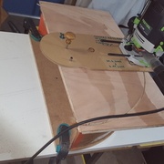 Découpe à la défonceuse sur compas à quelques mm