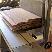 Rabotage des pièces des panneaux de la tablette