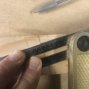 On suppose que le bout du tasseau est bien perpendiculaire