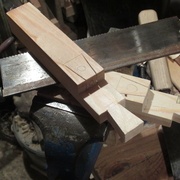 Début du logement des queues à la scie