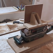 calibreuse avec une ponceuse à bande