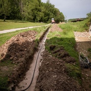 Plus proche du bâtiment, le cable est posé dans une tranchée