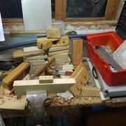 La cale de maintien dans l'étau, pour le ponçage final manuel des kayaks